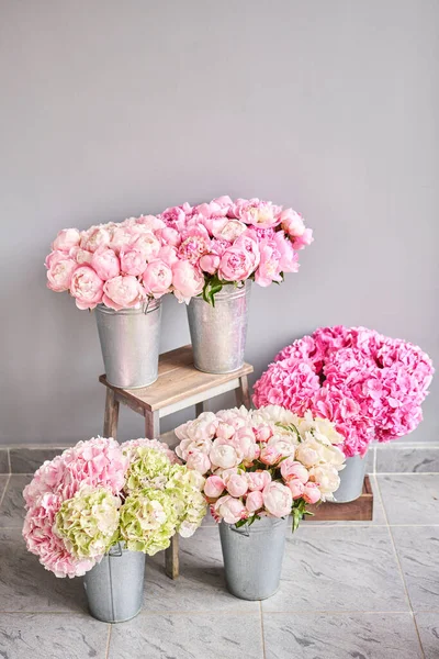 Букеты Розовых Пионов Металлических Вазах Доставка Цветов Красивый Букет Цветов — стоковое фото