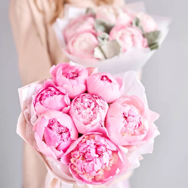 여자들의 손에는 분홍색 배달이요 선물로 아름다운 꽃다발의 고품질의 — 스톡 사진