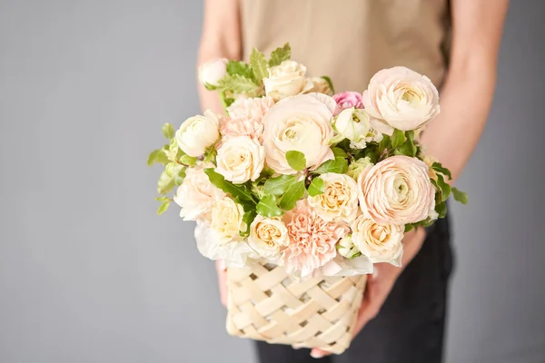 바구니 꽃꽂이를 여인의 손에는 아름다운 꽃들의 꽃다발 컨셉이야 꽃다발도 예쁘고 — 스톡 사진
