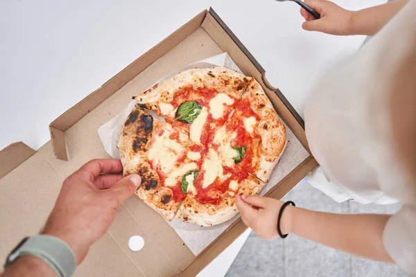 Pizza Lieferkonzept Backen Einem Karton Auf Einem Hölzernen Hintergrund Einem — Stockfoto