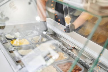 Şekersiz vejetaryen dondurma çeşitleri ve doğal malzemeler gelateria 'da sergileniyor. Roma, İtalya 'da çeşitli dondurmalar. İtalyan gelateria. Yüksek kalite fotoğraf.