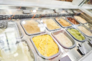 Şekersiz vejetaryen dondurma çeşitleri ve doğal malzemeler gelateria 'da sergileniyor. Roma, İtalya 'da çeşitli dondurmalar. İtalyan gelateria. Yüksek kalite fotoğraf.