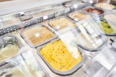 Şekersiz vejetaryen dondurma çeşitleri ve doğal malzemeler gelateria 'da sergileniyor. Roma, İtalya 'da çeşitli dondurmalar. İtalyan gelateria. Yüksek kalite fotoğraf.