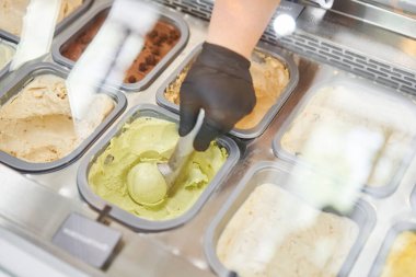 Şekersiz vejetaryen dondurma çeşitleri ve doğal malzemeler gelateria 'da sergileniyor. Roma, İtalya 'da çeşitli dondurmalar. İtalyan gelateria. Yüksek kalite fotoğraf.