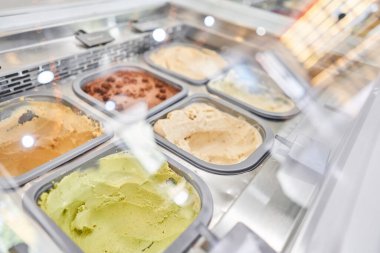 Şekersiz vejetaryen dondurma çeşitleri ve doğal malzemeler gelateria 'da sergileniyor. Roma, İtalya 'da çeşitli dondurmalar. İtalyan gelateria. Yüksek kalite fotoğraf.