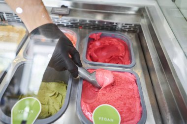 Şekersiz vejetaryen dondurma çeşitleri ve doğal malzemeler gelateria 'da sergileniyor. Roma, İtalya 'da çeşitli dondurmalar. İtalyan gelateria. Yüksek kalite fotoğraf.