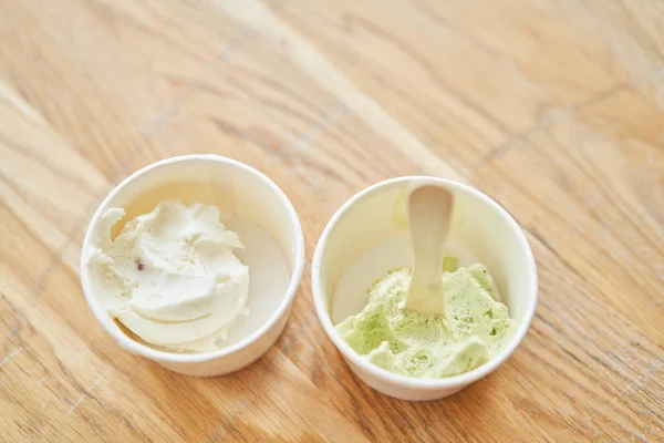 바닐라 피스타치오 아이스크림먹는 테이블 일회용 아이스크림을 넣는다 이탈리아 젤라토 젤라토 — 스톡 사진