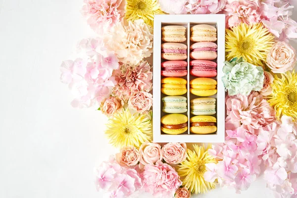 Dessert French Macarons Der Geschenkbox Süßes Dessert Auf Einem Blumenhintergrund — Stockfoto