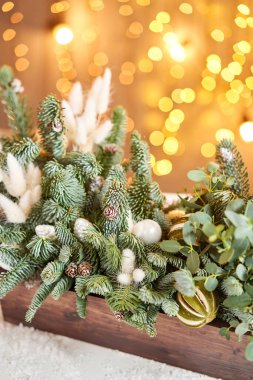 Noel için köknar dalları olan ahşap bir kutu. Yeni yıl kutlaması. Avrupalı çiçekçi. Yüksek kalite fotoğraf