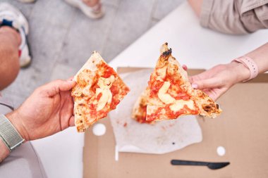 Pizza teslimatı. Ahşap bir arka planda karton bir kutuda pişirmek. Napoli restoranında geleneksel odun yakma fırınında lezzetli bir pizza pişirdim. Yüksek kalite fotoğraf