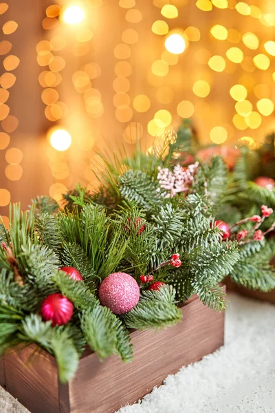 Weihnachten Holzkiste Mit Tannenzweigen Für Die Feiertage Das Neujahrsfest Europäischer — Stockfoto