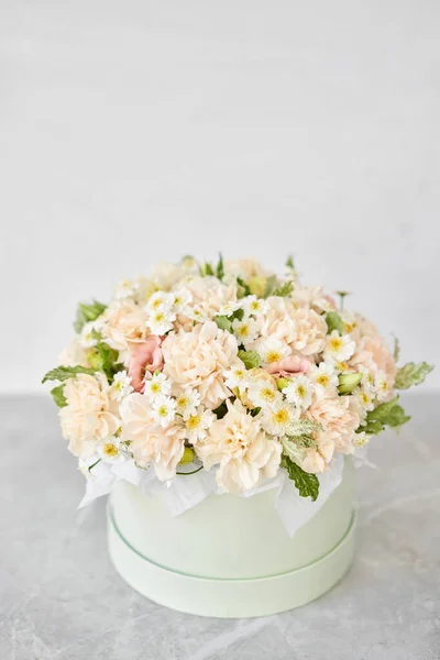 柳条筐中的花朵排列 女人手里拿着一束美丽的混合花 花店的概念 漂亮的新鲜花束 高质量的照片 — 图库照片