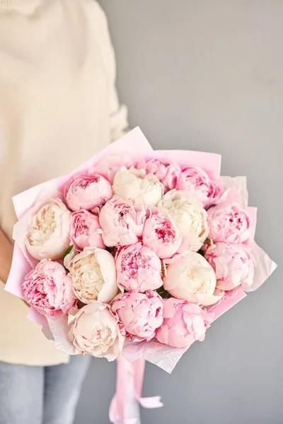 Buquê Peônias Brancas Rosa Mãos Mulheres Entrega Flores Lindo Buquê — Fotografia de Stock
