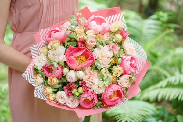 Beau Bouquet Avec Des Pivoines Fleurs Main Femme Concept Boutique — Photo