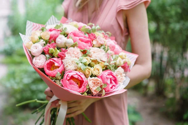 Belo Buquê Com Flores Peônias Mão Mulher Conceito Loja Floral — Fotografia de Stock