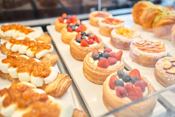 Různé Čerstvé Pečivo Okně Pekárny Mandlový Croissant Čerstvý Horký Kavárně — Stock fotografie