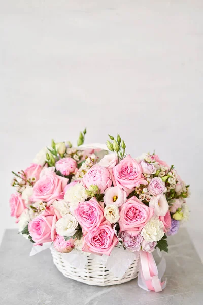 Blumenschmuck Weidenkorb Schöner Strauß Gemischter Blumen Auf Einem Marmortisch Floral — Stockfoto