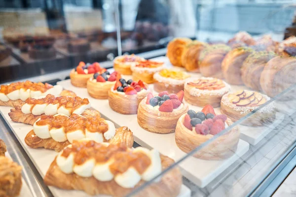 Mängd Färska Bakverk Bagerifönstret Mandel Croissant Färsk Och Varm Ett — Stockfoto