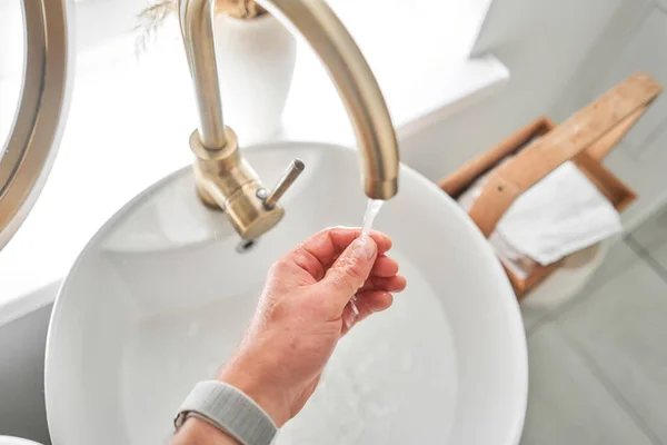 Modern Banyodaki Lavabonun Üzerinde Muslukla Yıkama Mikserdeki Akışını Ayarlamak Için — Stok fotoğraf