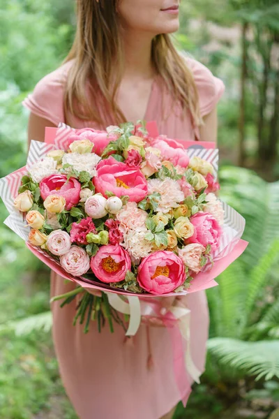 아름다운 꽃다발에 여인의 컨셉이야 꽃다발 예쁘네요 고품질 — 스톡 사진