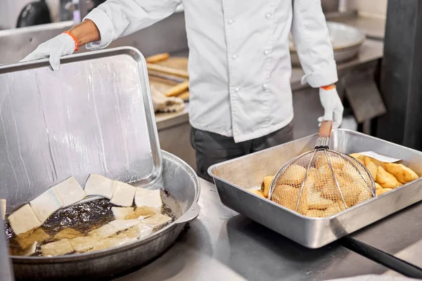 Cocinero Masculino Preparando Deliciosos Pasteles Nacionales Kazajos Baursaki Café Calle —  Fotos de Stock
