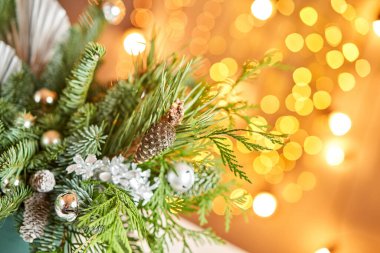 Noel için köknar dalları olan ahşap bir kutu. Yeni yıl kutlaması. Avrupalı çiçekçi. Yüksek kalite fotoğraf