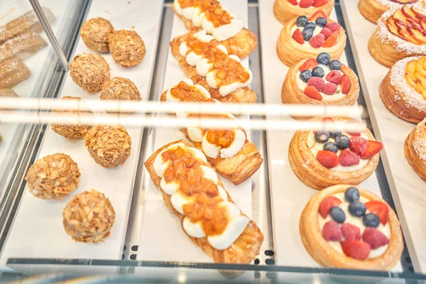 Mängd Färska Bakverk Bagerifönstret Mandel Croissant Färsk Och Varm Ett — Stockfoto