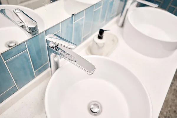 Zwei Waschbecken Badezimmer Neben Stilvoller Dekoration Ein Schönes Waschbecken Mit — Stockfoto