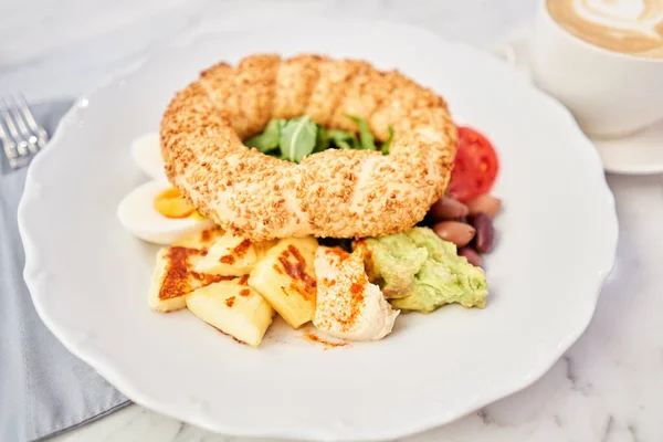 터키식 아침에는 미지근하고 토마토 올리브를 곁들여 먹는다 식당에서 커피와 식사를 — 스톡 사진