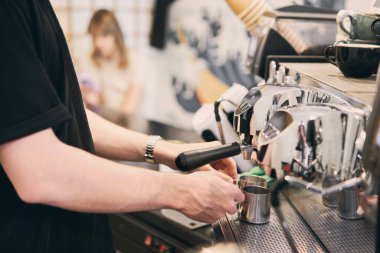 Küçük bir kahve dükkanı. Espresso yapar, Americano ve paket servis. Profesyonel bir barista keçiboynuzu kahve makinesinde kahve hazırlar. Restoran sektöründe en sevdiği iş. Yüksek kalite fotoğraf