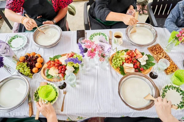 Mistrovská Třída Ochutnávka Sýrů Ženy Vyrábějí Sýr Mléka Kovové Nádobě — Stock fotografie