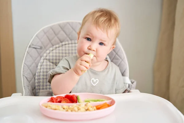 Criança Bonito Come Alimentos Saudáveis Macarrão Legumes Cozidos Vapor Retratos — Fotografia de Stock