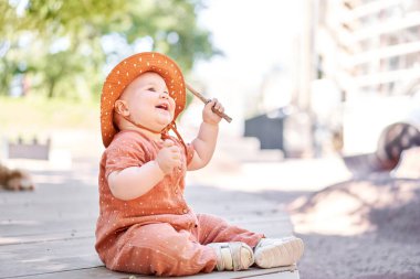Panamalı şirin bir çocuk. 10 aylık güzel bir kızın portreleri. Güneşli bir yaz gününde çocuk parkında yürümek. Yüksek kalite fotoğraf