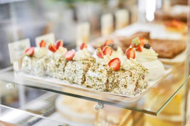 Pastanenin vitrininde çeşitli taze hamur işleri var. Bademli kruvasan bir kafede diğer hamur işlerinin yanında taze ve sıcaktır. Bir İtalyan restoranının içi. Yüksek kalite fotoğraf