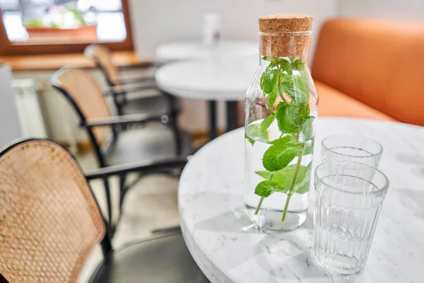 Una Bebida Refrescante Caluroso Día Verano Una Mesa Café Decantador — Foto de Stock
