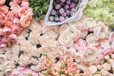 Çok farklı renkler. Gösteriş. Çiçeklerin karışımı. Katalog ya da çevrimiçi mağaza için güzel çiçekler. Çiçek dükkanı ve teslimat konsepti. Üst Manzara. Yüksek kalite fotoğraf