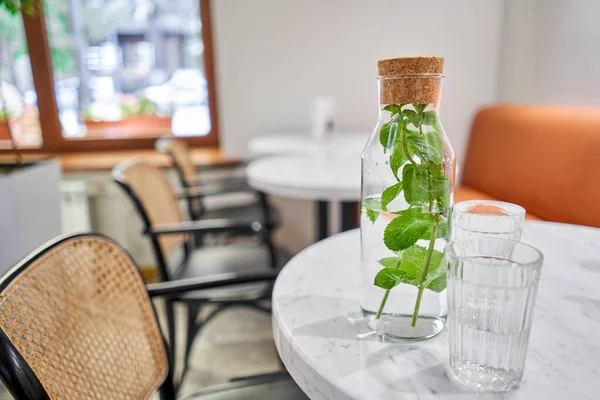 Una Bebida Refrescante Caluroso Día Verano Una Mesa Café Decantador — Foto de Stock