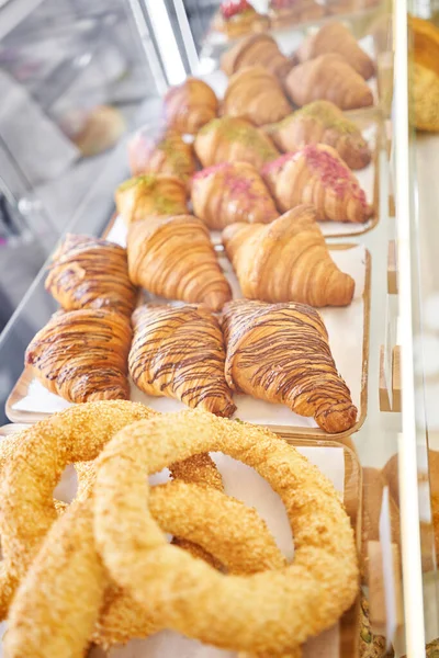 Una Varietà Dolci Freschi Nella Finestra Della Panetteria Croissant Mandorle — Foto Stock