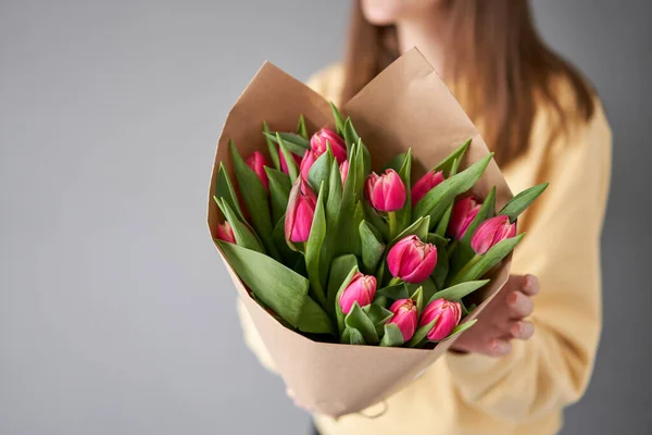 Karmazynowe Tulipany Kobiecej Dłoni Wiosenny Bukiet Czerwonych Tulipanów Dłoniach Banda Obrazek Stockowy