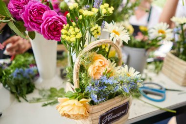 Buketler konusunda yüksek lisans. Hasır sepette bahar buketi. Çiçek düzenlemeyi öğrenmek, kendi ellerinle güzel buketler yapmak. Yüksek kalite fotoğraf