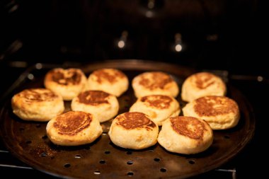 Taze pişmiş cheesecake. Süzme peynirli krep ya da kremalı börek. Sabahları sağlıklı ve diyet kahvaltı. Yüksek kalite fotoğraf