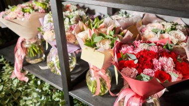 Satılık hazır buketler. Showcase 'de bir sürü farklı çiçek var. Çiçeklerin karışımı. Katalog ya da çevrimiçi mağaza için güzel çiçekler. Çiçek dükkanı ve teslimat konsepti. Yüksek kalite fotoğraf