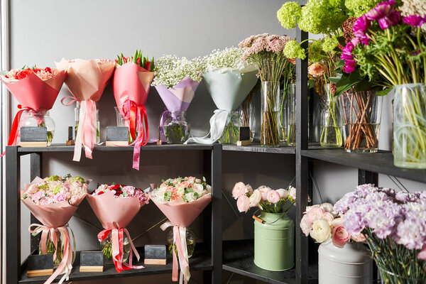 Много разных цветов на витрине. Фон смеси цветов. Красивые цветы для каталога или интернет-магазина. Цветочный магазин и концепция доставки. Высокое качество фото