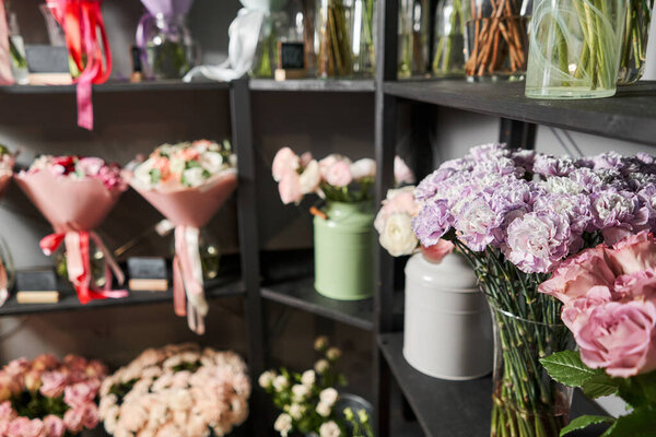 Готовые букеты на продажу. Много разных цветов на витрине. Фон смеси цветов. Красивые цветы для каталога или интернет-магазина. Цветочный магазин и концепция доставки. Высокое качество фото