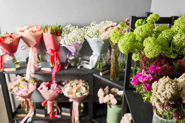 Готовые букеты на продажу. Много разных цветов на витрине. Фон смеси цветов. Красивые цветы для каталога или интернет-магазина. Цветочный магазин и концепция доставки. Высокое качество фото