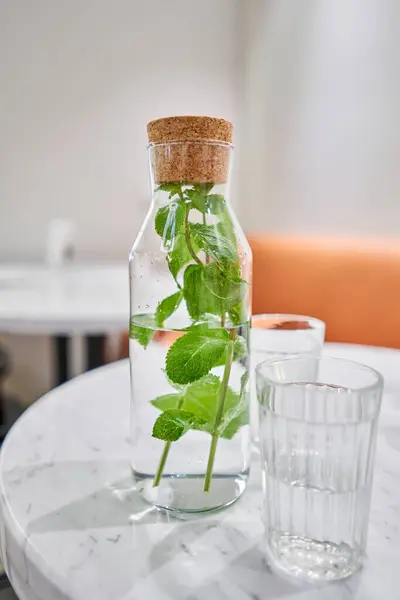 Ein Erfrischendes Getränk Einem Heißen Sommertag Ein Tisch Einem Café — Stockfoto
