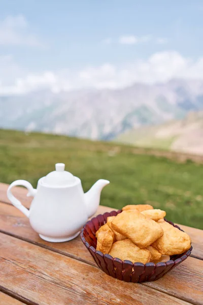 Чайник Чаем Вкуснейшей Национальной Казахской Выпечкой Баурсак Уличное Кафе Высокогорье — стоковое фото