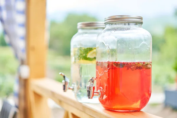 Eine Glasbank Limonade Mit Aufgeschnittenen Zitrusfrüchten Auf Einem Buffettisch Sommerfest — Stockfoto
