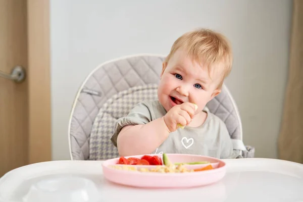 Słodkie Dziecko Zdrowej Żywności Makaron Warzywa Parze Portrety Uroczej Miesięcznej — Zdjęcie stockowe