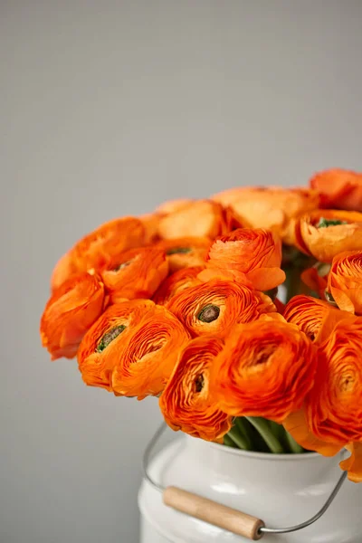 ペルシャのバターカップ 明るい灰色の背景にオレンジのランクルス花のバンチ ヴィンテージの木のテーブルの花瓶 春の背景 花の壁紙 高品質の写真 — ストック写真